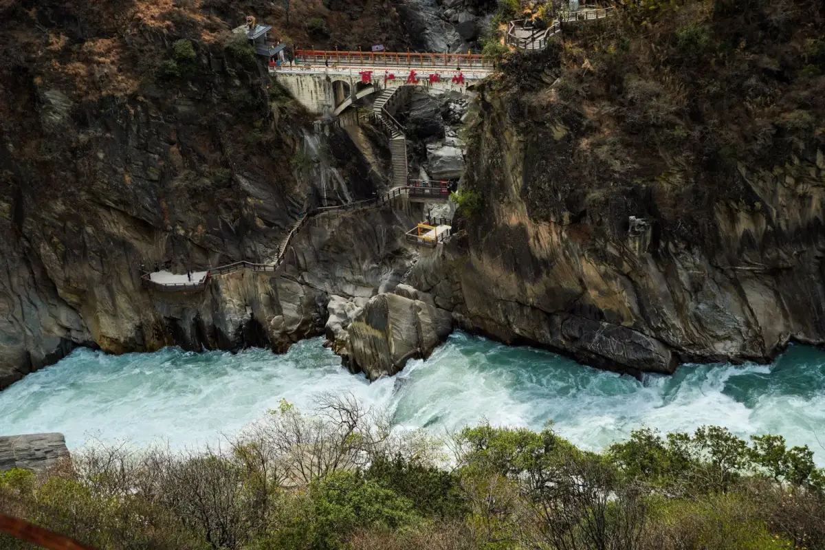 Hikers on the cliff-edge High Trail above the Jinsha River gorge